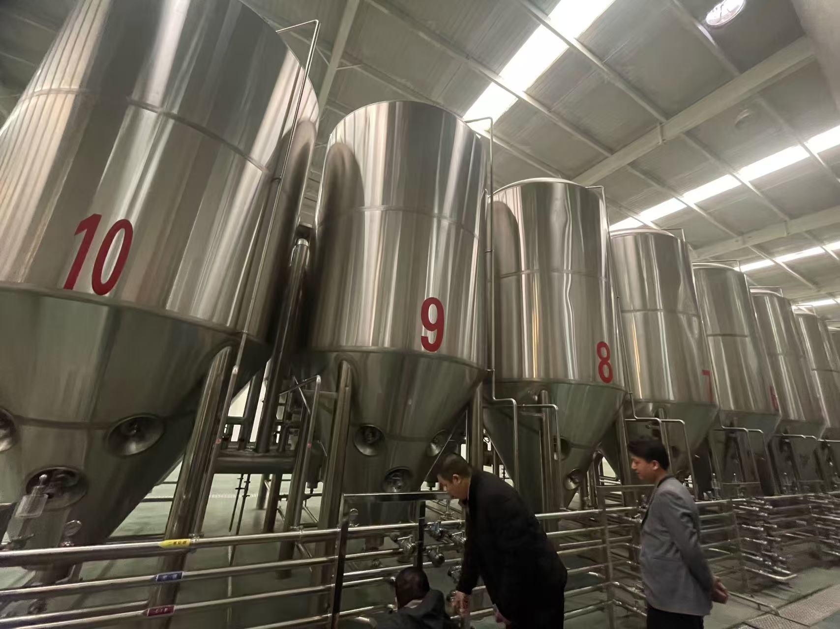 神木精酿啤酒设备厂—平面布置、设备设计、制造、调试、培训等一条龙服务